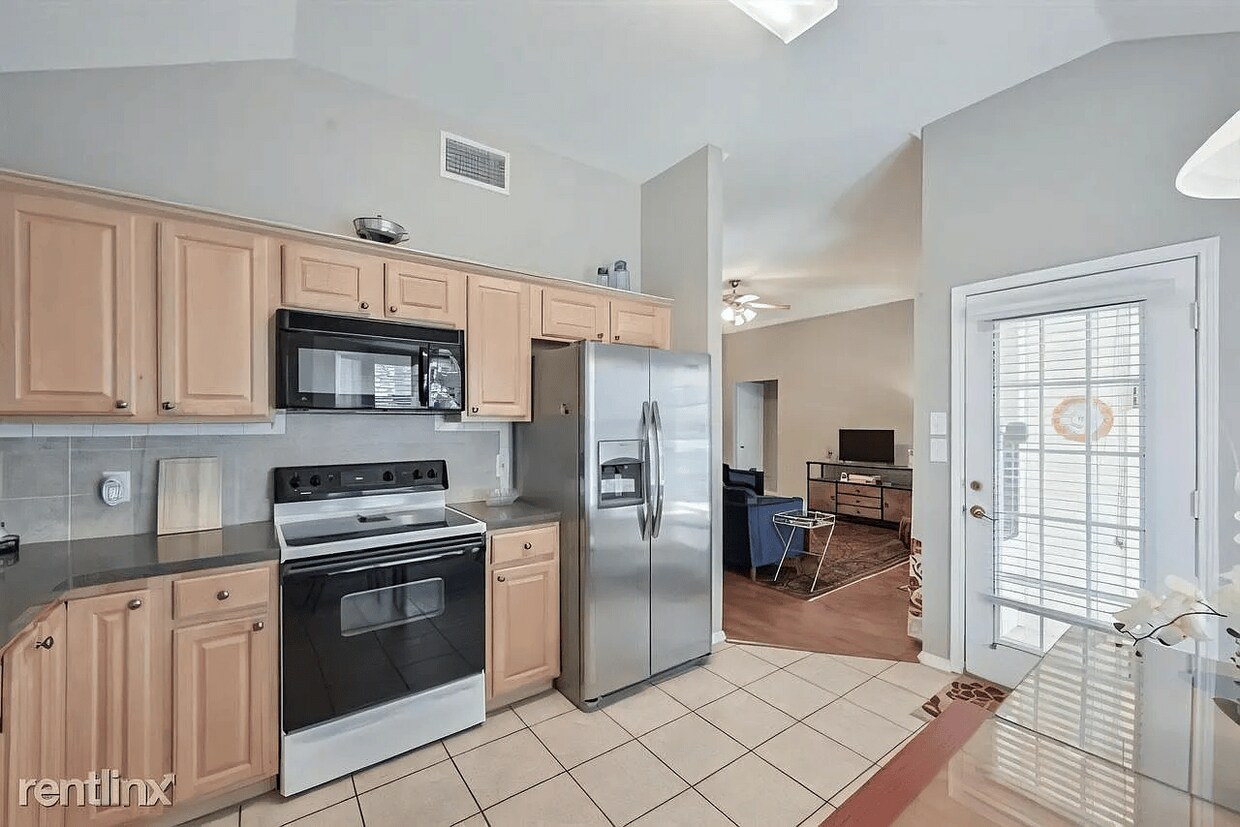 Foto principal - 1303 Hidden Oaks Dr