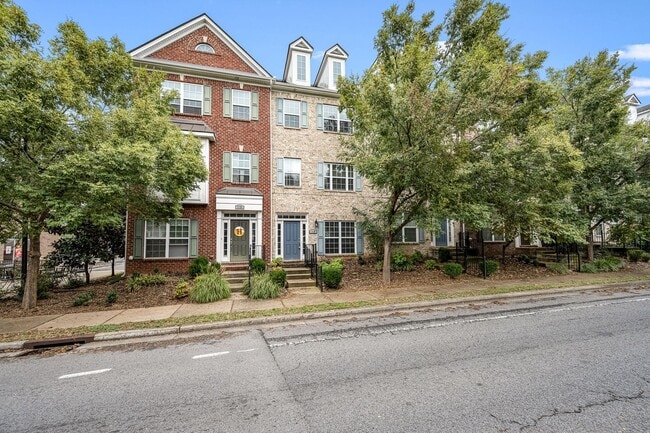 Building Photo - Luxury Townhome at the Boulevard