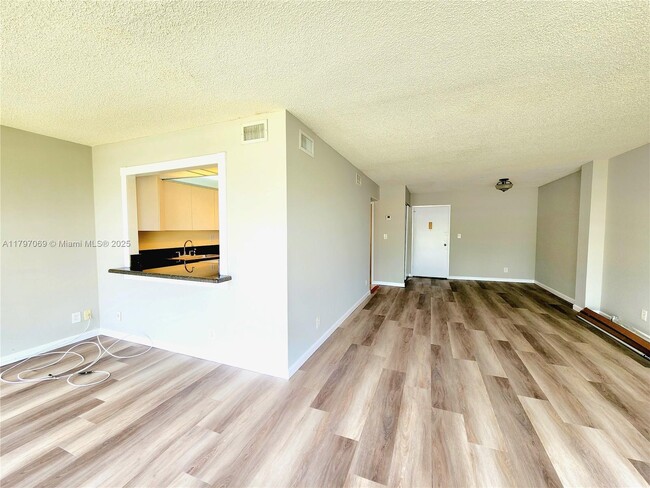 Foto del edificio - 2000 Atlantic Shores Blvd