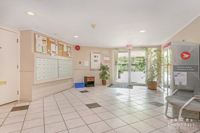Building Photo - Spacious and well-maintained 2 bed, 2 bath condo available in the heart of East Newton!