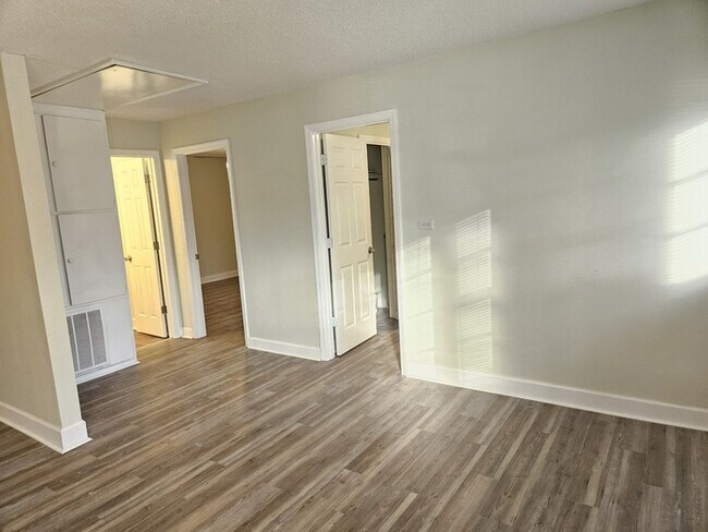 Foto del edificio - 1445 Pine Spring Dr
