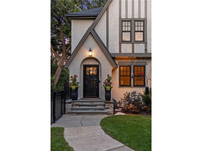 Foto del edificio - 3933 Zenith Ave S