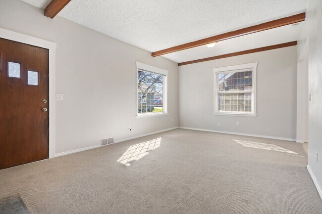 Foto del edificio - 709 McKenzie Ave