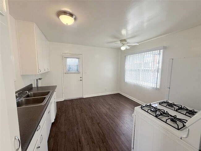 Foto del edificio - 24638 Eshelman Ave