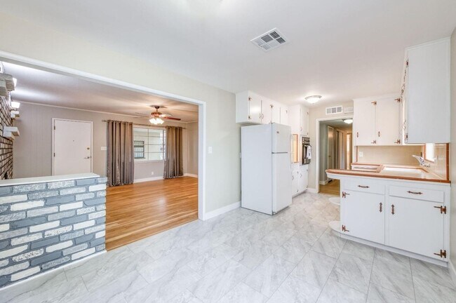Foto del edificio - Spacious bedroom for rent