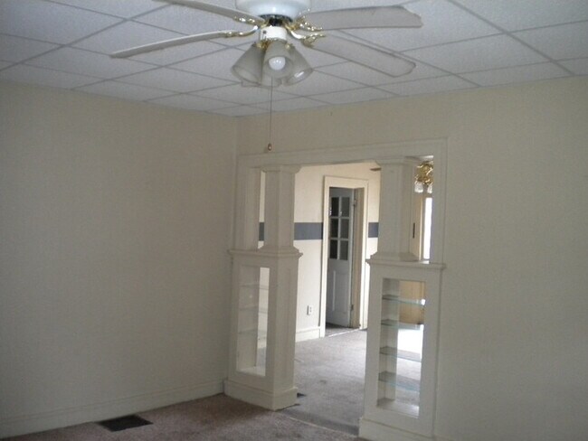 Building Photo - Gas and water included in rent