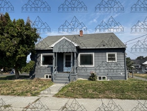 Building Photo - 1501 E 10th St