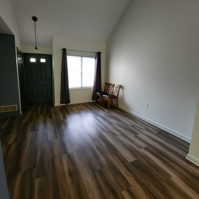 Foto del edificio - Ready to go forest lake 3 bed 4 bath townhouse!