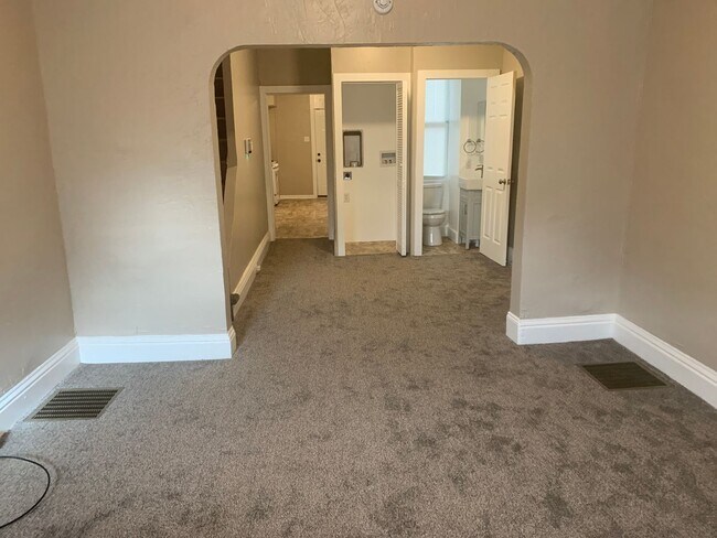 Building Photo - Spacious Renovated 5 Bed 1.5 Bath House- Y...