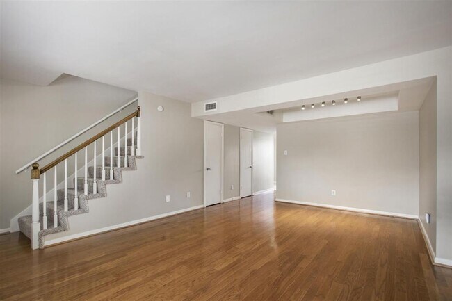 Building Photo - 10150 Longmont Dr