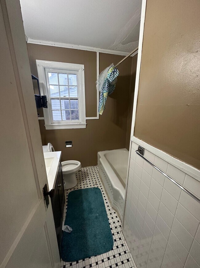 Bathroom - 105 King St