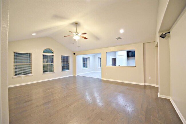 Foto del edificio - 2417 Muzzie Ln