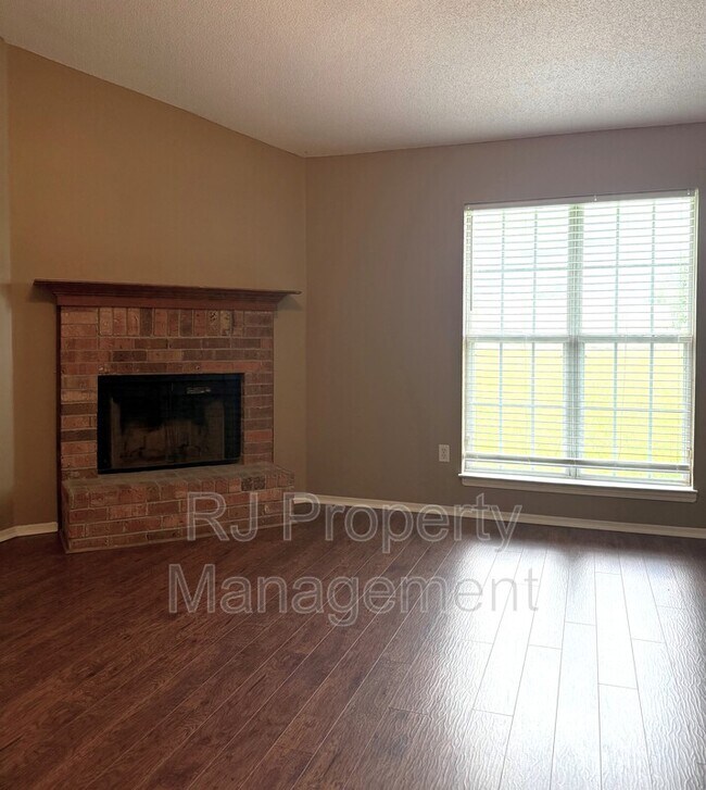 Foto del edificio - 6290 Oak Run Dr E
