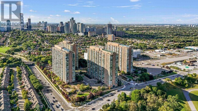 Photo du bâtiment - 145-1145 Hillcrest Ave