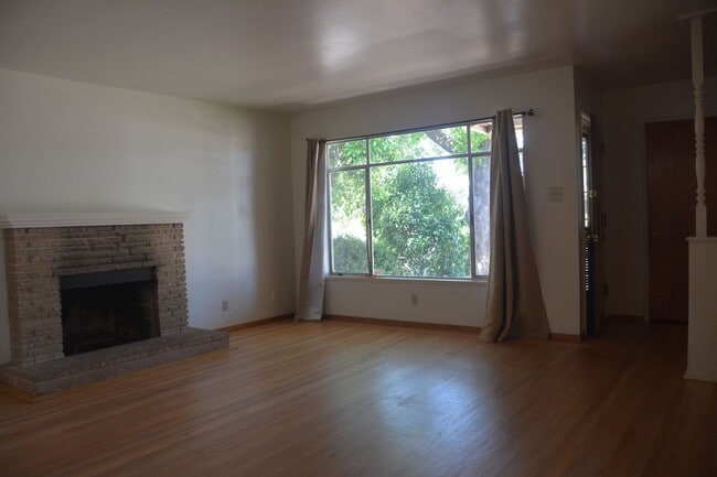 Building Photo - Spacious newly updated Pittsburg 3/1.5 home