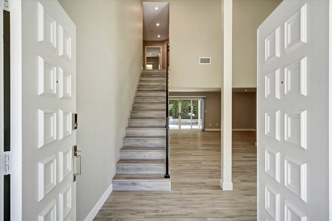 Building Photo - 5346 Tyrone Ave