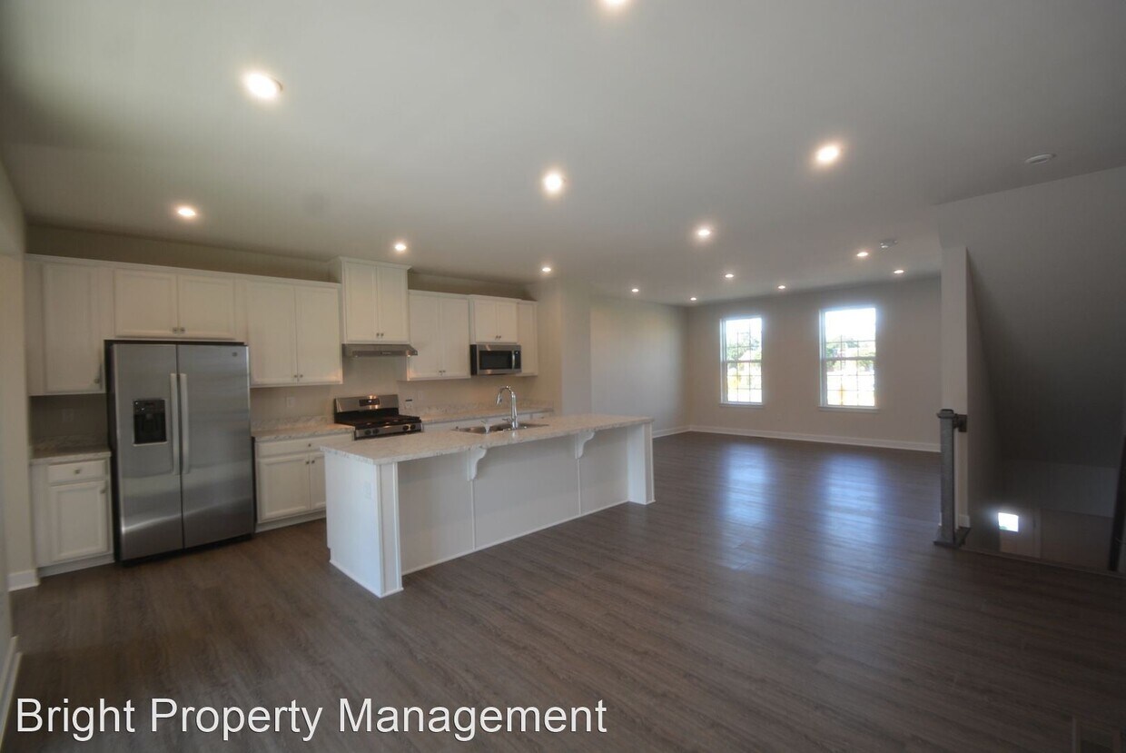 Primary Photo - 4 br, 3.5 bath House - 306 E. Green St