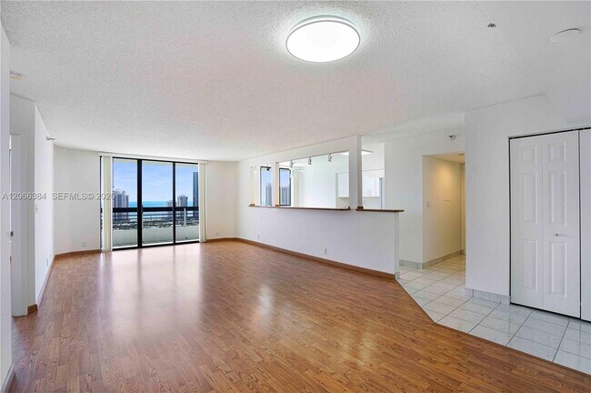 Foto del edificio - 3530 Mystic Pointe Dr