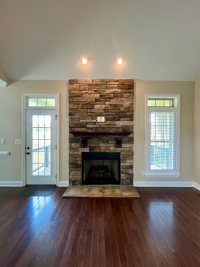 Building Photo - Large Executive Home in Adams with Easy Ac...