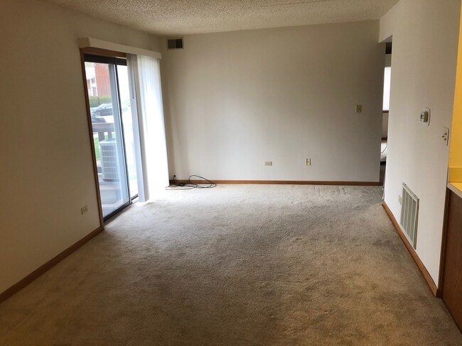 Building Photo - 868 N Prairie Ave