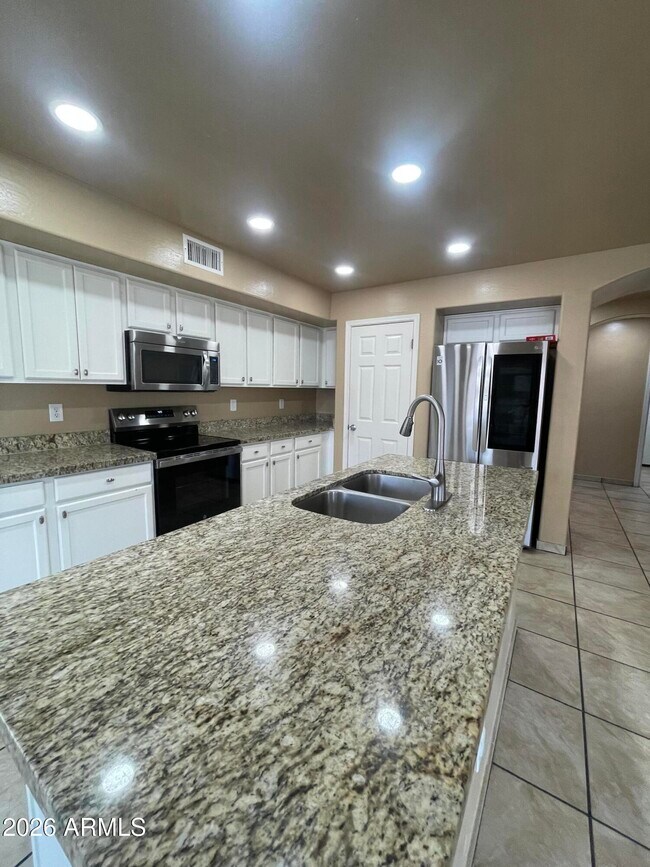 Building Photo - 1466 Holiday Dr