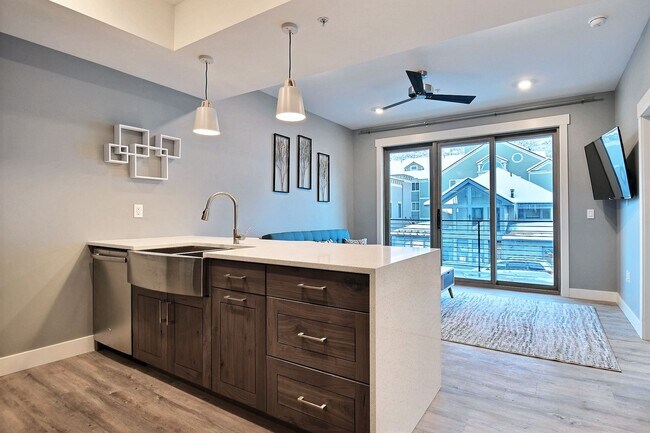 Foto del edificio - TOP FLOOR, ONE BEDROOM CONDO IN PROSPECTOR!