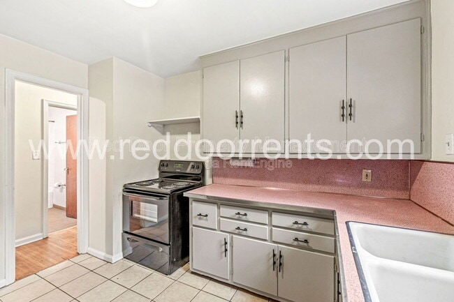 Foto del edificio - 4925 Crittenden Ave