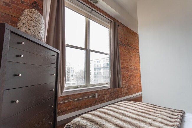 Building Photo - 915 King St W