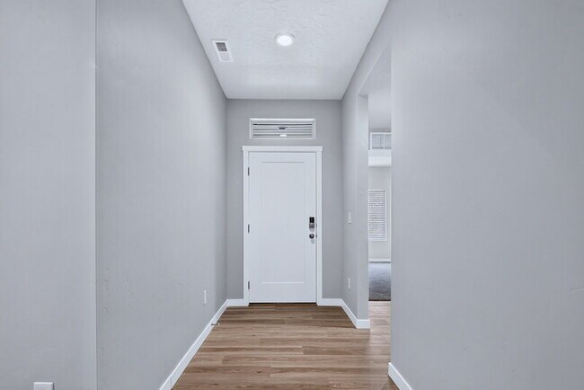 Foto del edificio - 297 N Madrone Ave