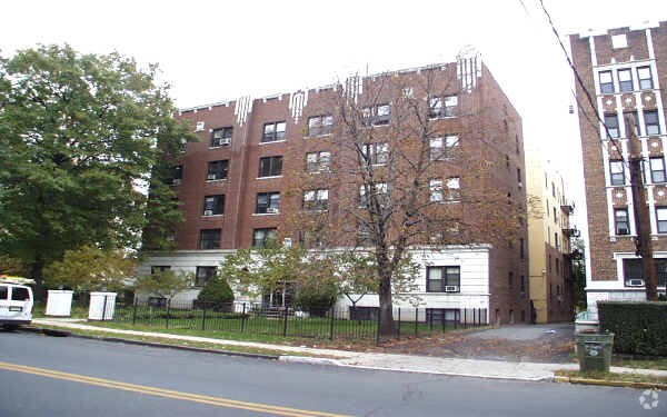 Foto del edificio - Elmwood Apartments