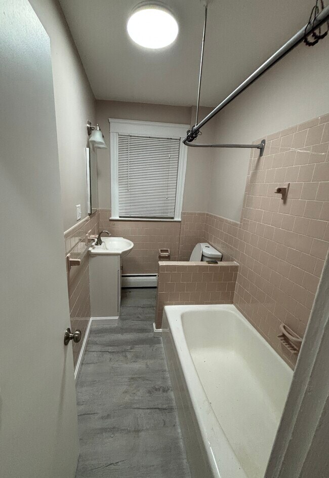 Baño - 717 Academy Ave