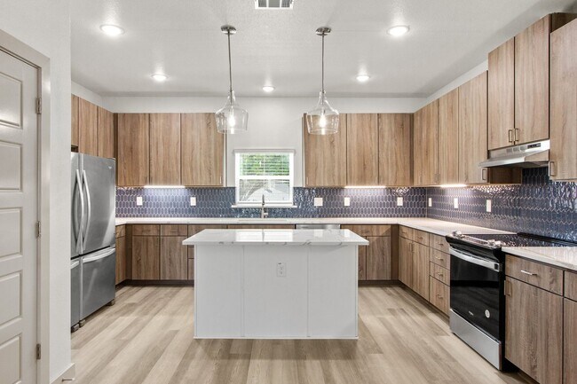 Foto del edificio - * MOVE IN SUMMER 7/31/2027 * 5 Bed 5.5 Bat...