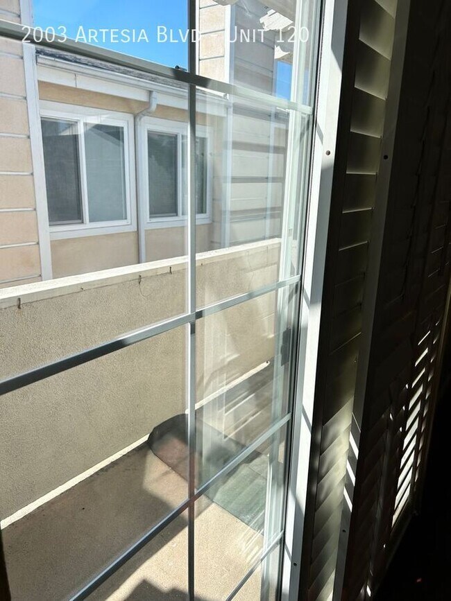 Foto del edificio - 2b2b- Private freshly painted Torrance con...