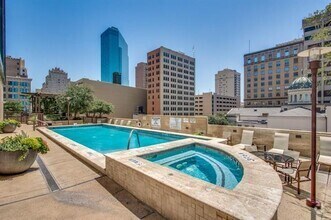 Building Photo - 500 Throckmorton St