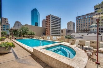 Building Photo - 500 Throckmorton St