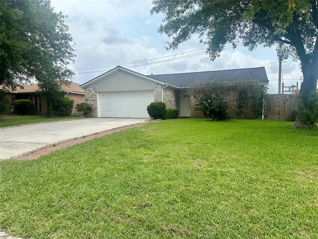 Building Photo - 8818 Fern Valley Dr