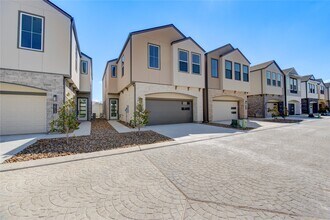 Building Photo - 2917 El Fenice Ln