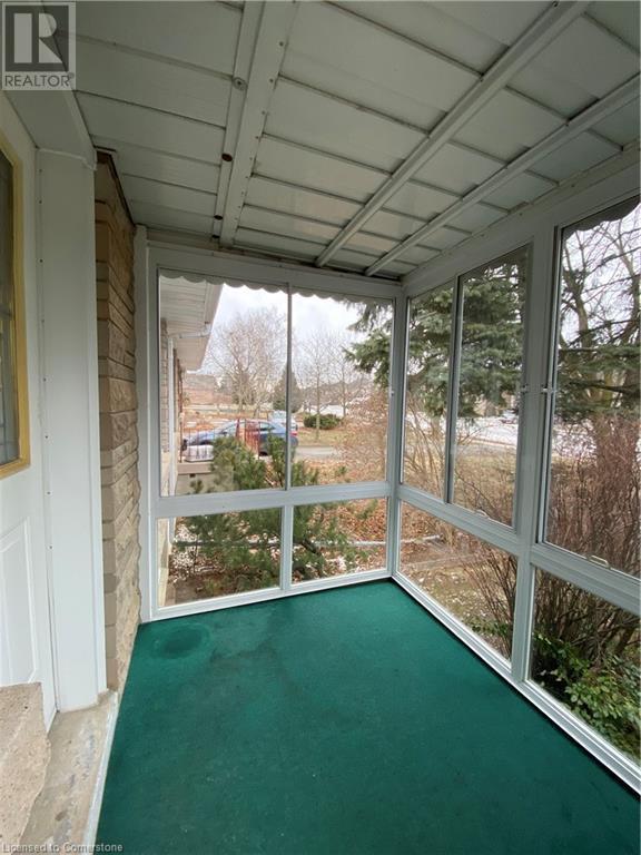 Photo du bâtiment - 242 Highland Rd W