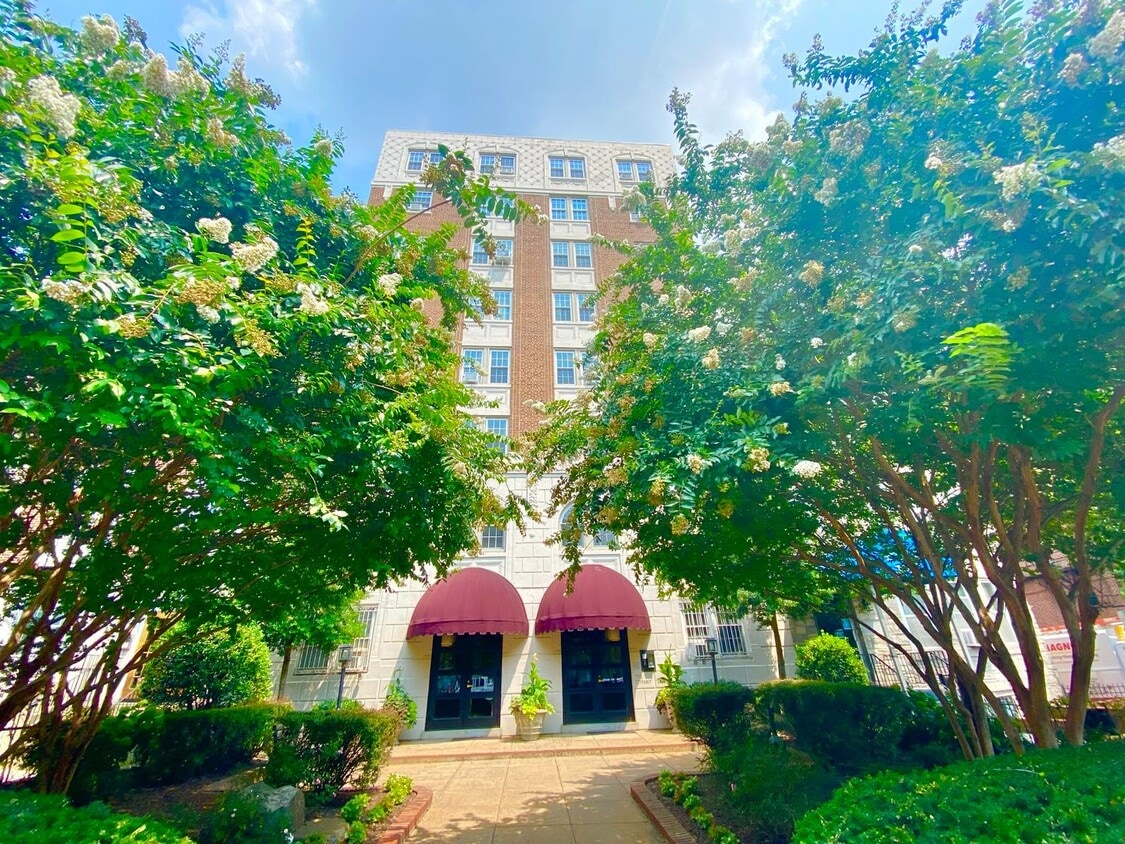 Have Breakfast at Tiffany's! Dupont's Gleaming Light Filled 2 En-suites w/ W/D at the Tiffany! - Have Breakfast at Tiffany's! Dupont's Gleaming Light Filled 2 En-suites w/ W/D at the Tiffany!