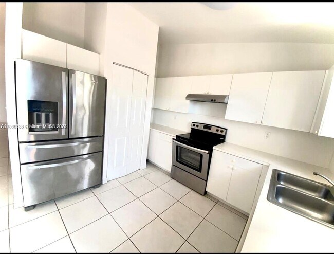 Building Photo - 5841 SW 162nd Ct