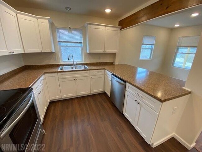 Foto del edificio - Fully Updated House - Move-In Ready