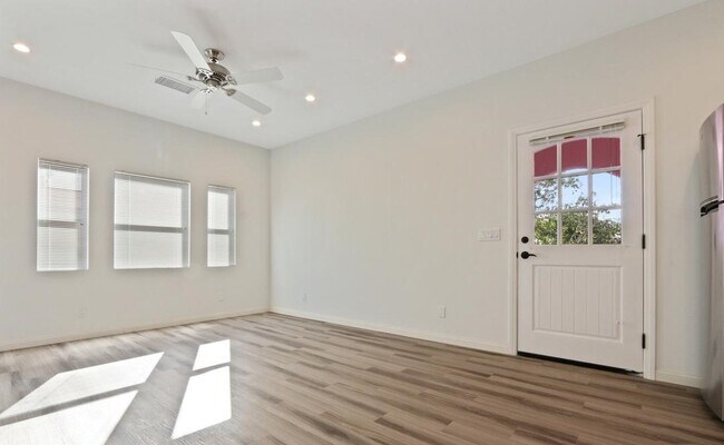 Living Room - 848 N Sycamore Ave