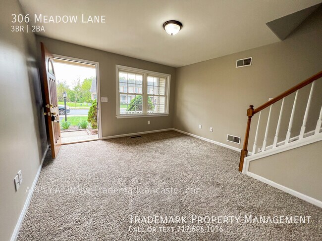 Building Photo - Spacious 3 Bedroom 2 Bath Town Home