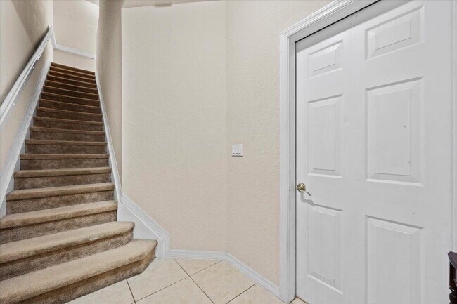 Building Photo - 335 E Thatch Palm Cir