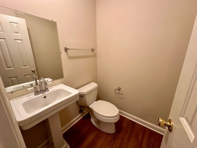 Building Photo - Modern & Traditional with Convenience