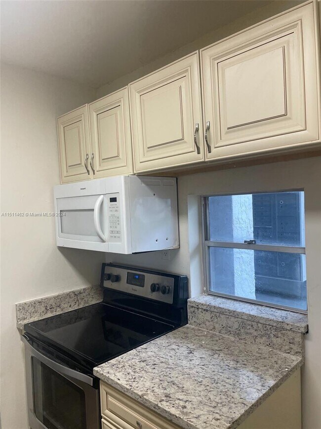 Foto del edificio - 8600 N Sherman Cir