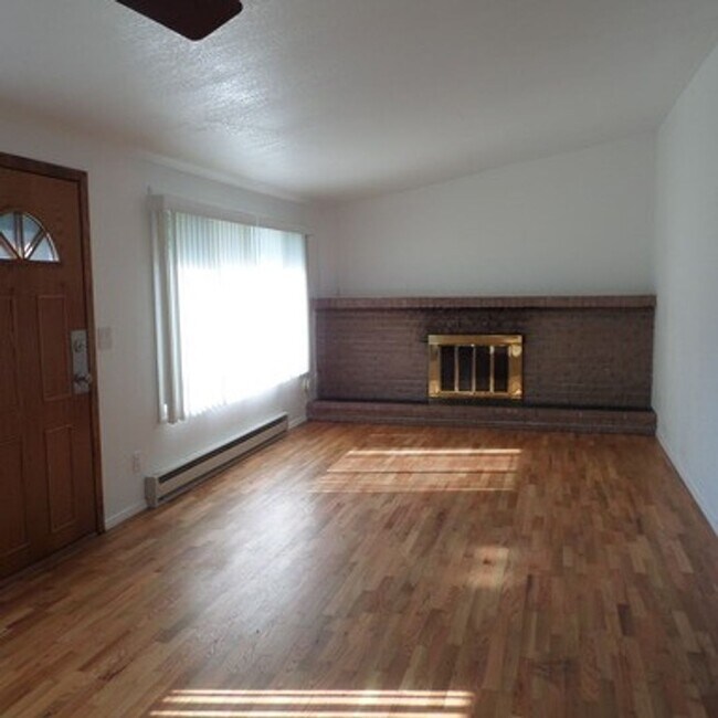 Foto del edificio - Super Cute & Charming 2-Bedroom Des Moines Home With Giant Fenced Yard!!
