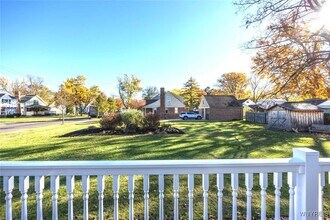 Building Photo - 105 Pine St