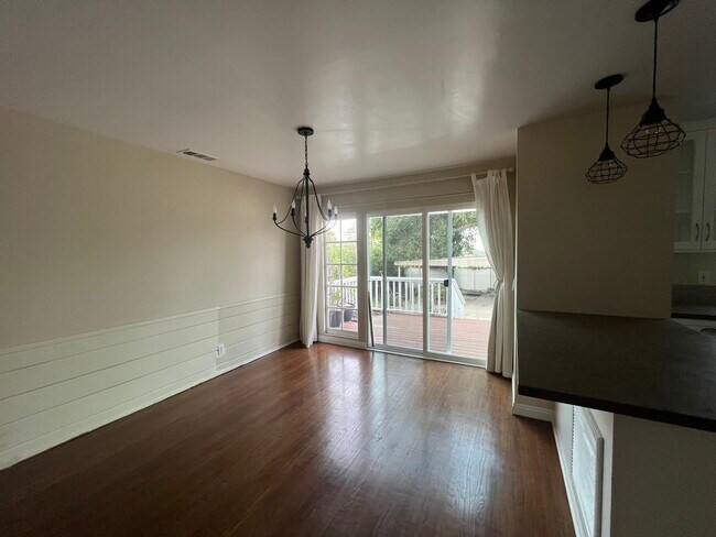 Building Photo - 9831 Cabanas Ave