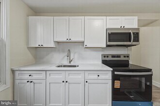 Building Photo - 109 W Queen Ln